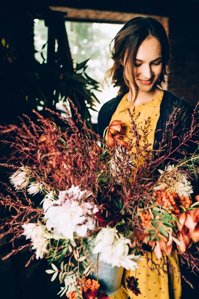 Attraktive Frau Mit Einem Strauß Schöner Herbstblumen — Stockfoto