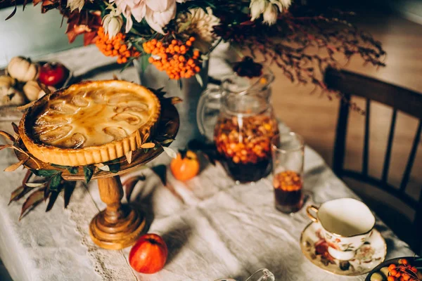 Suporte Madeira Com Torta Caseira Vaso Com Plantas Outono Mesa — Fotografia de Stock