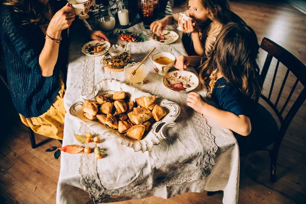 Семейная кухня и чайная вечеринка — стоковое фото