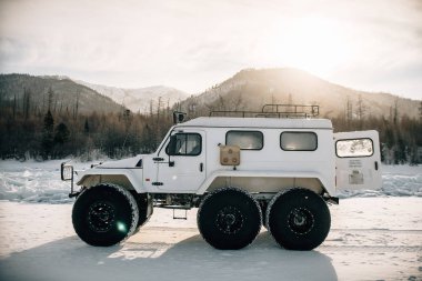 Ülke araç Baykal üzerinde çapraz