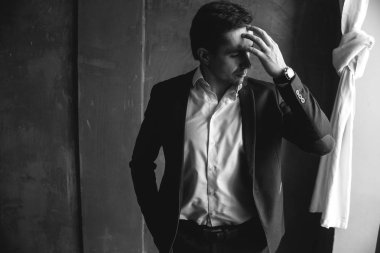 takım elbise ayakta karanlık odada acımasız işadamı