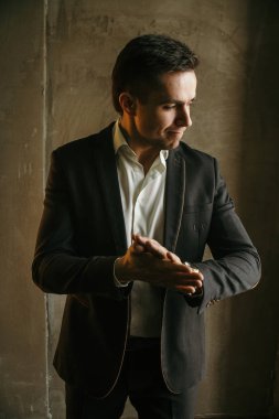 karanlık odada poz takım elbiseli yakışıklı işadamı portresi