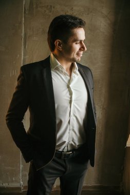 karanlık odada poz takım elbiseli yakışıklı işadamı portresi