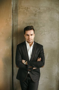 karanlık odada karşılıklı silah ile poz takım elbiseli yakışıklı işadamı portresi