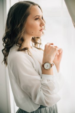 ışık odada poz bilek üzerinde çekici işkadını kadın saati olan yan görünüm 