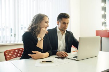 meslektaşları ile laptop ofiste masa başında otururken belge ile birlikte çalışma 