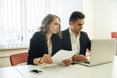 işadamı işkadını üstünde laptop ofiste çalışma ile 