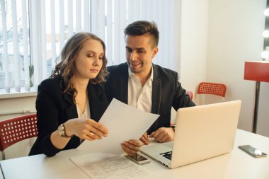 işadamı işkadını üstünde laptop ofiste çalışma ile 