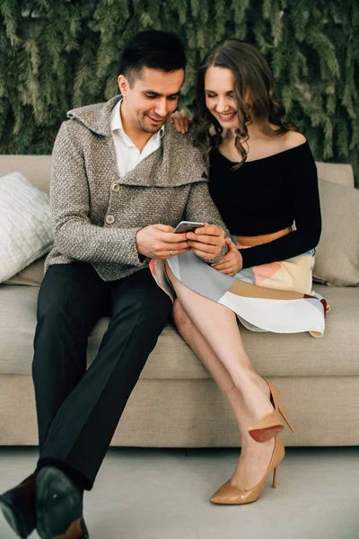 Pareja Amor Sentado Sofá Uso Teléfono Inteligente — Foto de Stock