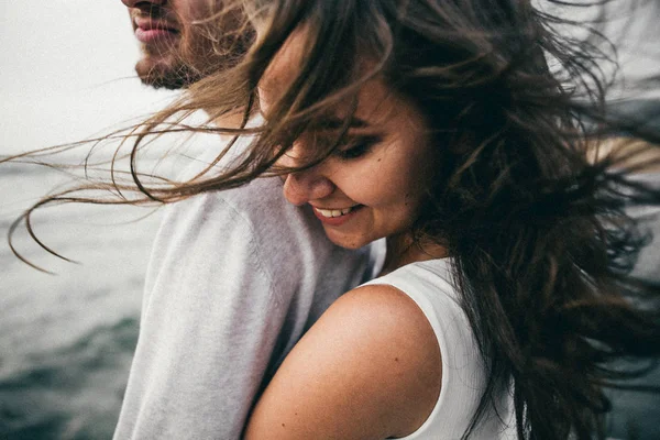 Amantes felices en la playa —  Fotos de Stock