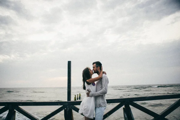 Amantes felizes na praia — Fotografia de Stock