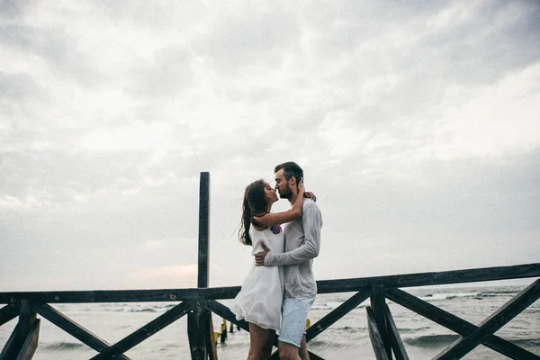 Amantes felices en la playa —  Fotos de Stock