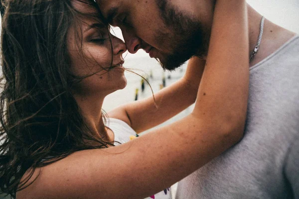 Amantes felizes na praia — Fotografia de Stock