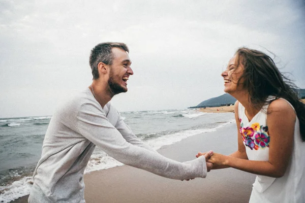 Щасливі коханці на пляжі — стокове фото