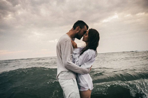 Gli amanti felici sulla spiaggia — Foto Stock