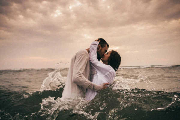 Amantes felizes na praia — Fotografia de Stock