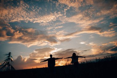 Aşık hayattan çayır üzerinde günbatımında zevk. 