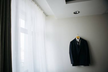 Erkek düğün uygun askı duvarda asılı üzerinde 