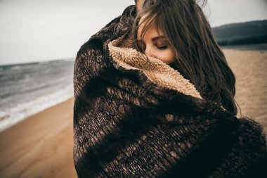 Aşık hayattan zevk ve deniz kumsalda seviyorum