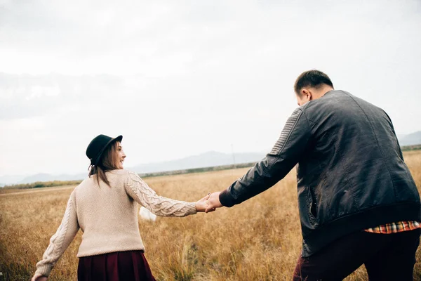 Famiglia felice all'aperto — Foto Stock