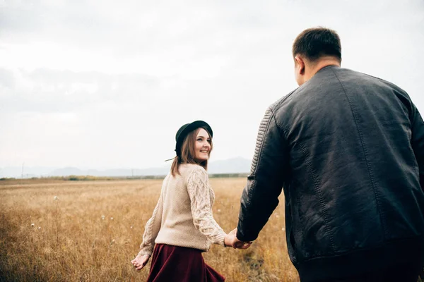 Famiglia felice all'aperto — Foto Stock