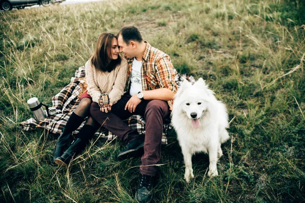 Famille heureuse en plein air — Photo