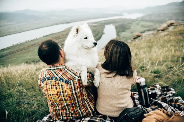 Família feliz ao ar livre — Fotografia de Stock