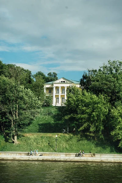 Moskova Nehri üzerinde seyahat 