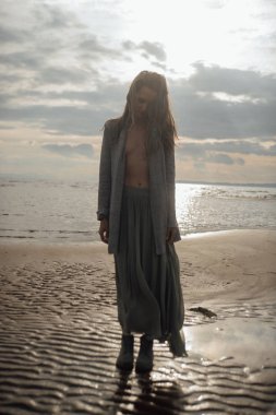 Denizde güzel bir vücut ile portre seksi kız