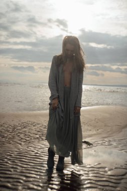 Denizde güzel bir vücut ile portre seksi kız