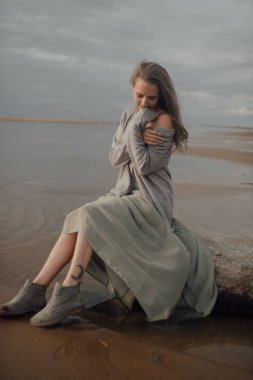 Denizde güzel bir vücut ile portre seksi kız