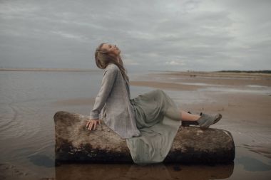 Denizde güzel bir vücut ile portre seksi kız