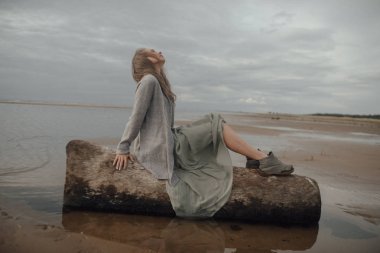 Denizde güzel bir vücut ile portre seksi kız