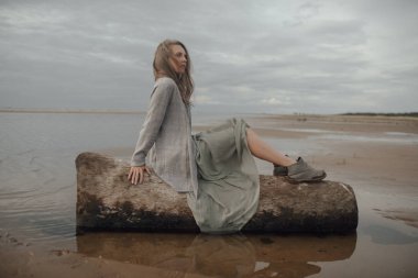 Denizde güzel bir vücut ile portre seksi kız