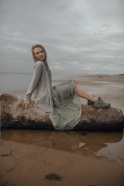 Denizde güzel bir vücut ile portre seksi kız