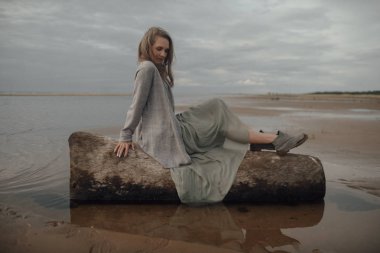 Denizde güzel bir vücut ile portre seksi kız