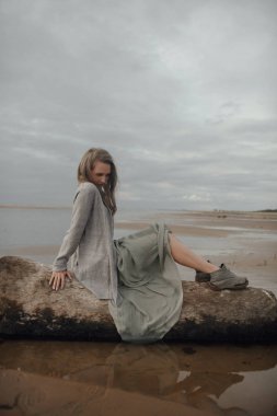 Denizde güzel bir vücut ile portre seksi kız