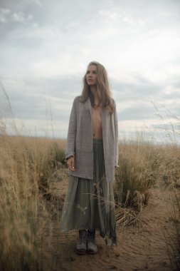 Denizde güzel bir vücut ile portre seksi kız