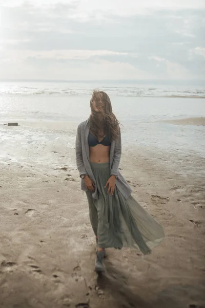 Ritratto libertà beautifu ragazza nel mare — Foto Stock