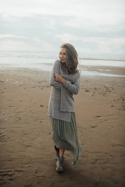Portret vrijheid beautifu meisje in de zee — Stockfoto