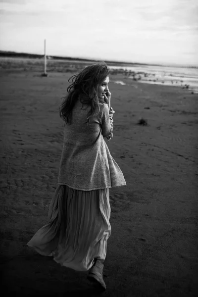 Portret vrijheid beautifu meisje in de zee — Stockfoto