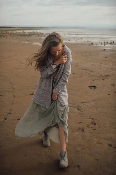 Portret vrijheid beautifu meisje in de zee — Stockfoto