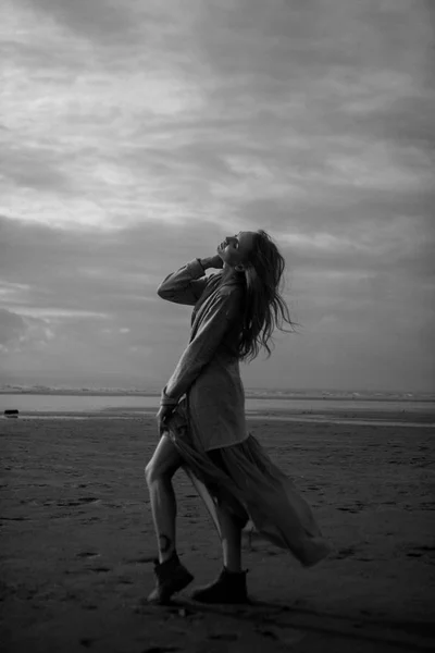 Portrait freedom beautifu girl in the sea — Stock Photo, Image