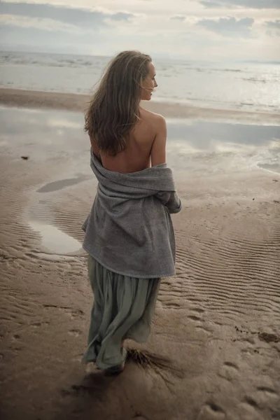 Denizde güzel bir vücut ile portre seksi kız