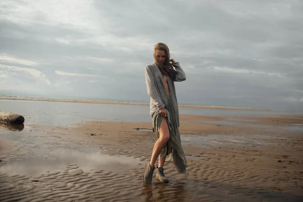 Portret sexy meisje met een mooie lichaam in de zee — Stockfoto