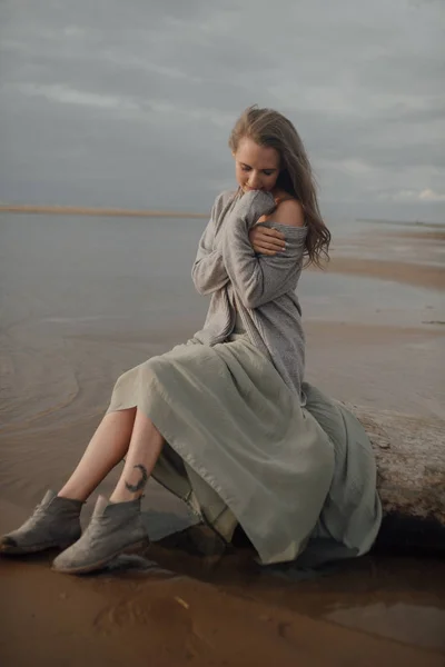 Portret sexy meisje met een mooie lichaam in de zee — Stockfoto