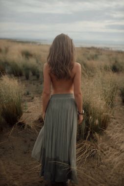 Denizde güzel bir vücut ile portre seksi kız