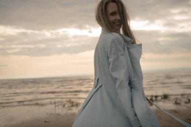 Denizde güzel bir vücut ile portre seksi kız