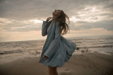 Denizde güzel bir vücut ile portre seksi kız