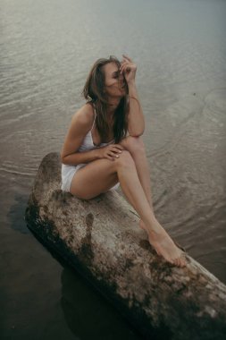 Denizde güzel bir vücut ile portre seksi kız